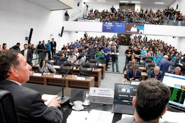 Deputado ganha até jingle depois de ir contra policiais