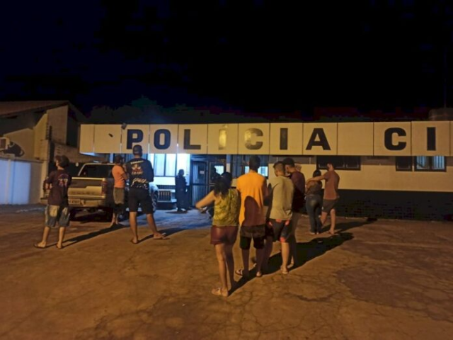 Casal &eacute; perseguido por atirador em Corolla ao deixar mercado