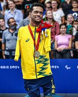 Gabrielzinho com a medalha de ouro nos Jogos Paralímpicos (Foto: @wander_imagem/CPB)