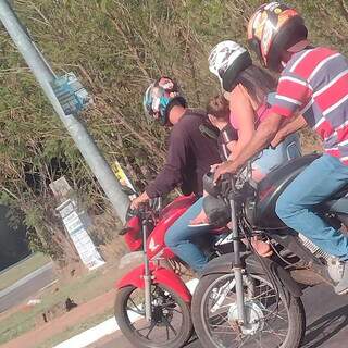 Flagrante de casal andando com criança desprotegida em moto (Foto: Direto das Ruas)