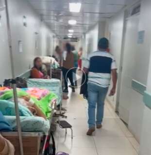 Corredores lotados de pacientes no Hospital Regional geram medo de infecção