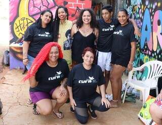 Parque da equipe da CUFA, ao lado das escritoras Nina Rizzi e Maria Carol (Foto: Osmar Veiga)