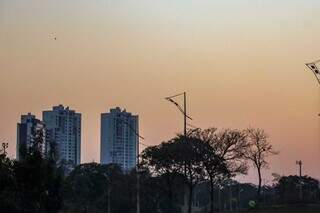 Céu claro desta manhã deve predominar ao longo do dia (Foto: Henrique Kawaminami)