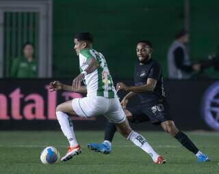 Jogadores disputam a posse da bola no Estádio Alfredo Jaconi, em Caxias do Sul (RS). (Foto: Rodrigo Coca/Corinthians)