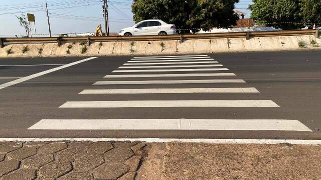 Faixa de pedestres leva a lugar nenhum e vira perigo em avenida