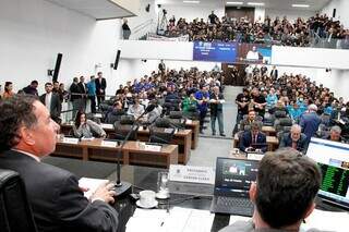 Gerson Claro (à esquerda) fala aos policiais civis que estiveram ontem na Alems. (Foto: Asssessoria)