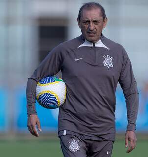 Técnico Ramón Díaz observa treino no Timão (Foto: Rodrigo Coca/Agência Corinthians)