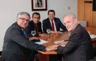 Geraldo e Fernando Souza (centro) com o ministro Alexandre Padilha (Foto: Divulgação)