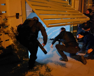 Policiais civils durante operação deflagrada ontem contra o tráfico de armas e de drogas (Foto: reprodução)