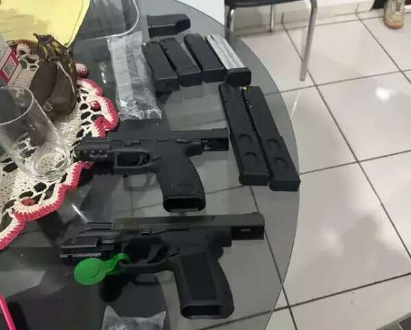 Homem foi preso com pistolas 9mm e muni&ccedil;&otilde;es em a&ccedil;&atilde;o contra o tr&aacute;fico de coca&iacute;na