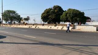 Pedestre atravessando em local sem faixa, a 20 metros da faixa pintada na Avenida Duque de Caxias (Foto: Antonio Bispo)