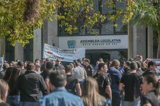 Policiais civis durante manefestação em frente à Assembleia nesta quinta-feira (Foto: Marcos Maluf)