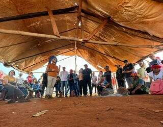 Representantes de entidades reunidos com indígenas em barraco de lona (Foto: @michelledecastilho)