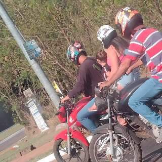 Viagem perigosa: motociclistas s&atilde;o flagrados carregando crian&ccedil;as e sem capacete