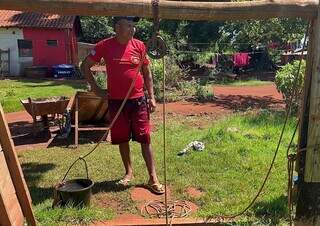 Morador de Aldeia Jaguapiru retira água de poço caseiro para abastecer família (Foto: Helio de Freitas)