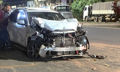 Embriagado, motorista de BMW bate em carro e grávida é socorrida