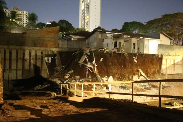 Muro desaba e danifica conjunto de quitinetes no Centro