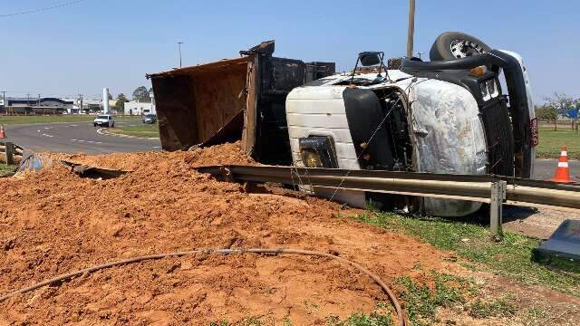 Motorista perde controle da dire&ccedil;&atilde;o e tomba caminh&atilde;o em rotat&oacute;ria