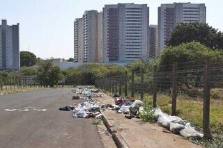 Lixo fica espalhado pela rua (Foto: Paulo Francis)