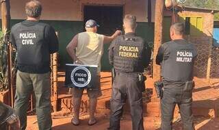 Policiais e homem preso em área rural. (Foto: Divulgação)