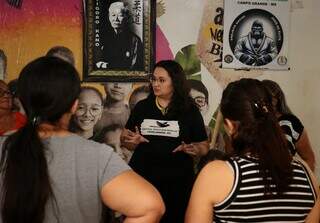 Tatiana Samper durante a roda de conversa com as idosas, na última quinta-feira (29) (Foto: Osmar Veiga)