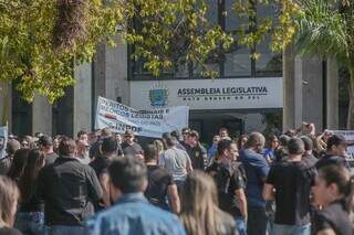 Frente da Assembleia Legislativa ficou lotada.