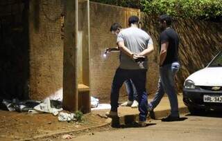 Peritos analisam cena do crime; corpo é coberto com lençol branco. (Foto: Enryck Sena)