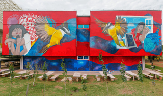 Mural pintado na lateral de um dos blocos do IFMS de Ponta Porã (com vaga aberta para professor) pela artista plástica e professora Angela Silva (Foto: reprodução / IFMS)