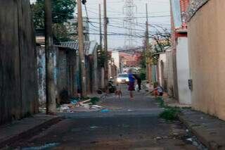 Rua da Tuba, com movimentação de alguns moradores no final da tarde desta quinta-feira (29) (Foto: Juliano Almeida)