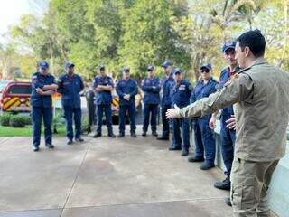 Um militar de Mato Grosso do Sul junto a parte equipe de bombeiros catarinenses (Divulgação/Corpo de Bombeiros de MS)