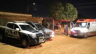 Movimentação de viaturas da Polícia Civil, Militar e Samu em frente ao local do crime. (Foto: Enryck Sena)