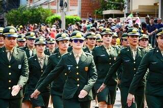 Muheres militares marcham em desfile pelos 200 anos da Independência do Brasil, em Campo Grande (Foto: Divulgação/CMO)