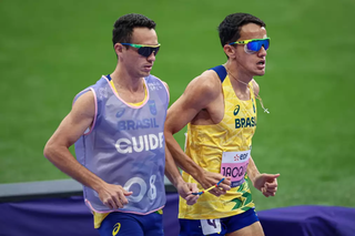 Yeltsin Jacques na corrida de 5000 metros que garantiu a medalha de bronze (Foto: Wander Roberto/CPB)