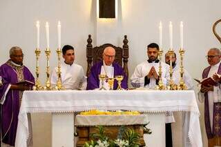 Fi&eacute;is lotam catedral para adeus a Dom Mariano, que ser&aacute; sepultado em Bras&iacute;lia