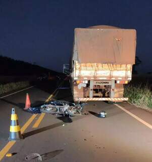  Motociclista morre ao bater em carreta estacionada 