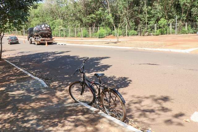 Ciclista de 68 anos tem couro cabeludo arrancado em acidente com caminh&atilde;o