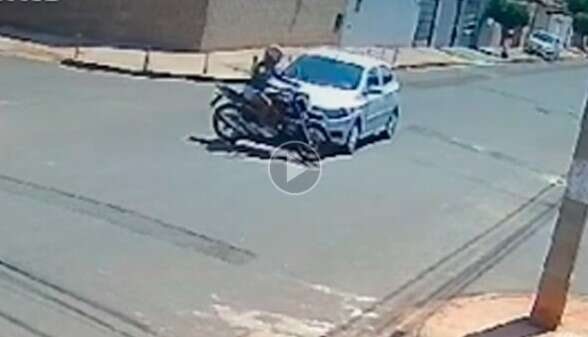 Mulher &eacute; arremessada contra poste em acidente entre carro e moto