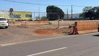 Cavalente sinalizando a mureta na manhã deste sábado (Foto: Direto das Ruas)