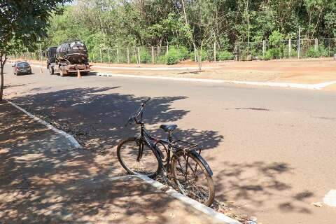 Ciclista de 68 anos tem couro cabeludo arrancado em acidente com caminhão