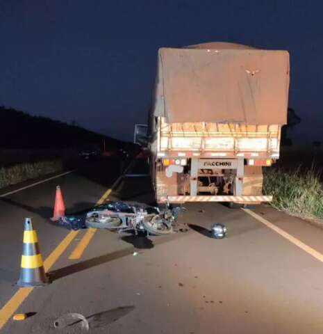  Motociclista morre ao bater em carreta estacionada 