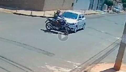 Mulher é arremessada contra poste em acidente entre carro e moto