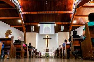 Fi&eacute;is lotam catedral para adeus a Dom Mariano, que ser&aacute; sepultado em Bras&iacute;lia