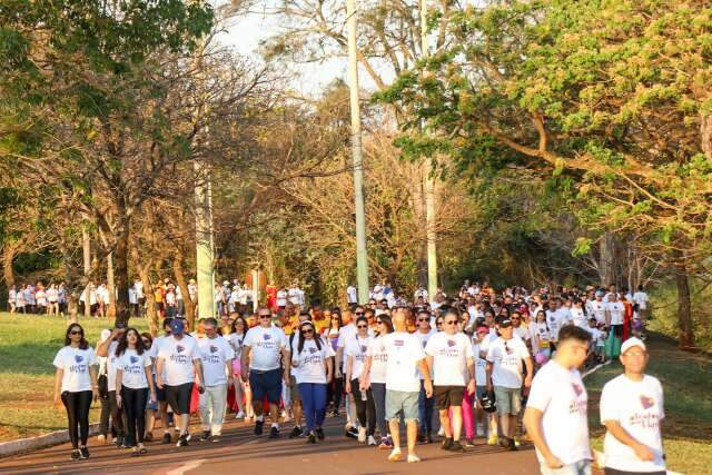 Pela mesma causa, homens e mulheres andam juntos na 1&ordf; caminhada Todos por Elas 