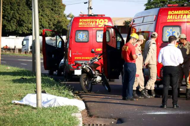 Motociclista perde controle da dire&ccedil;&atilde;o e morre ao bater em poste