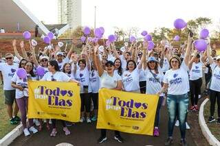 Pela mesma causa, homens e mulheres andam juntos na 1&ordf; caminhada Todos por Elas 