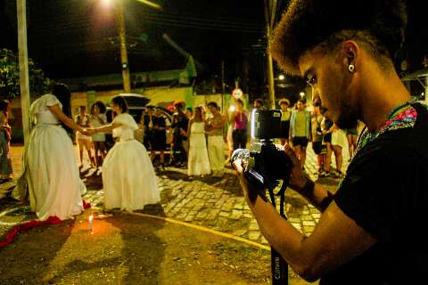 Na fotografia, Kaique consegue se ver e mostrar que as trans resistem