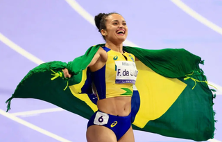 Fernanda Yara comemorando após ganhar prova em Paris 2024 (Foto: Divulgação/CPB)