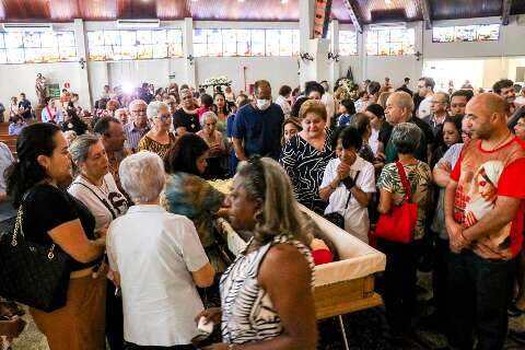 Fiéis lotam catedral para adeus a Dom Mariano, que será sepultado em Brasília