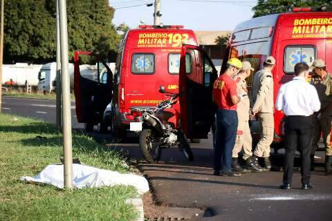 Motociclista perde controle da direção e morre ao bater em poste