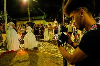 Kaique registrando espetáculo feito por pessoas trans e travestis. (Foto: Juliano Almeida)